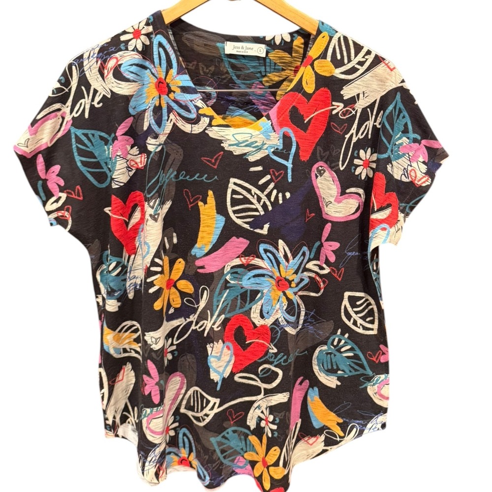 Jess & Jane Sanibel Top Large Hearts Floral Love Graffiti Artsy V-Neck Tee L